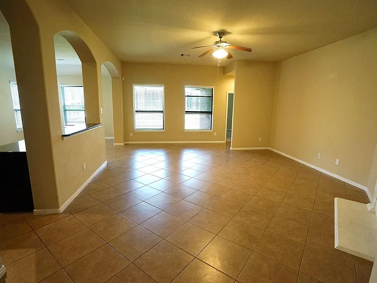 1067 Cedar Lake Ct — Photo 5