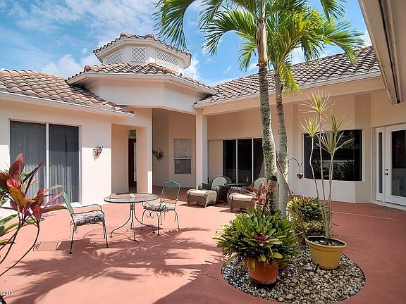 4th image of 832 Aquarina Blvd