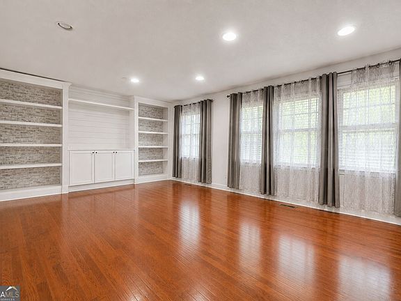3rd image of 105 Pine St