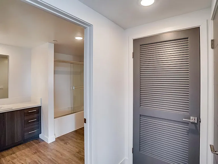 6015 Woodman Ave #201 — Photo 24