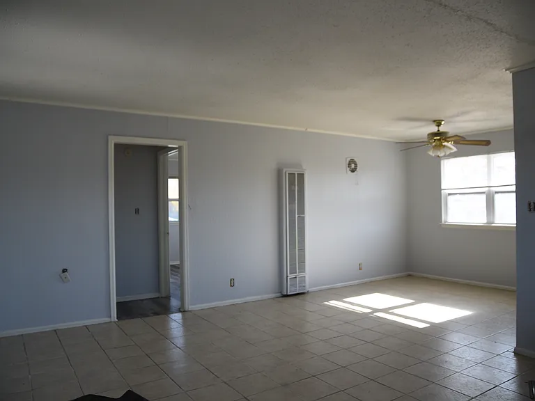 2423 E 8th St #4 — Photo 11