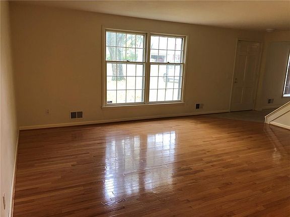 2nd image of 20 Carriage Ct
