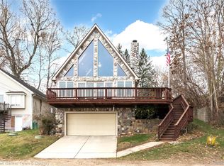 8160 Halfway Dr, Brighton, MI 48116