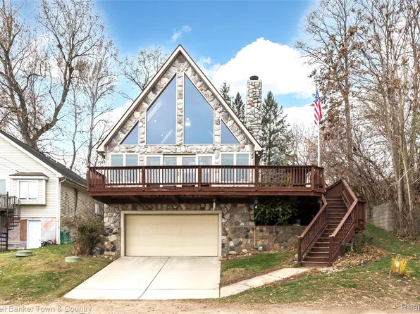 8160 Halfway Dr, Brighton, MI 48116