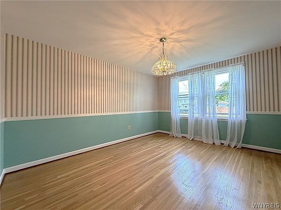 5th image of 25 Foxpoint Dr W