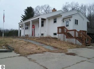 1670 W Maple Grove Rd, Farwell, MI 48622