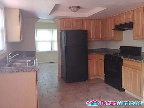 4th image of 4650 Farmington Ave