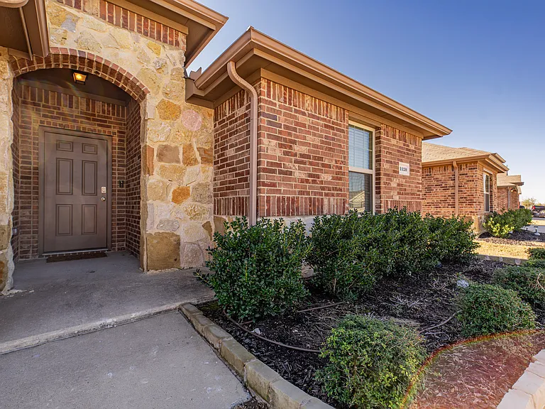 1120 Decker Dr — Photo 1
