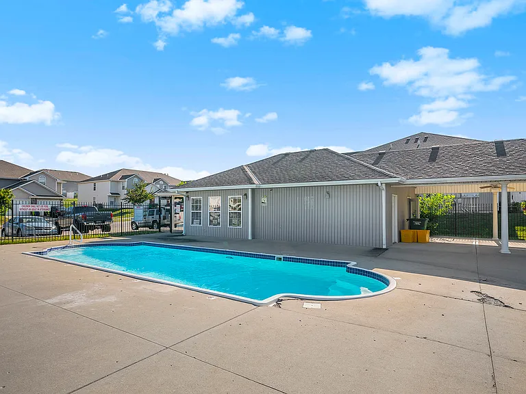 801 SW Peach Tree Ln — Photo 23