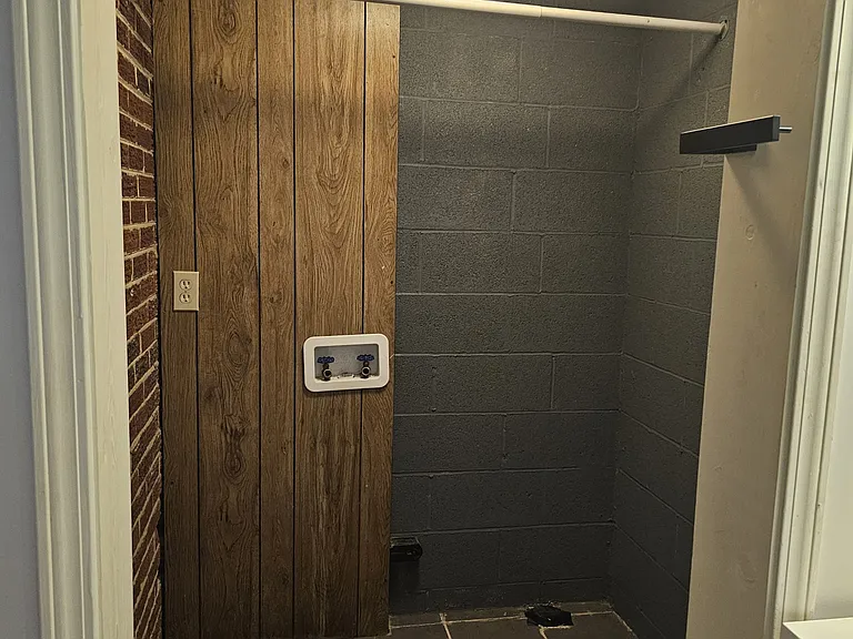 605 Loeb St — Photo 12