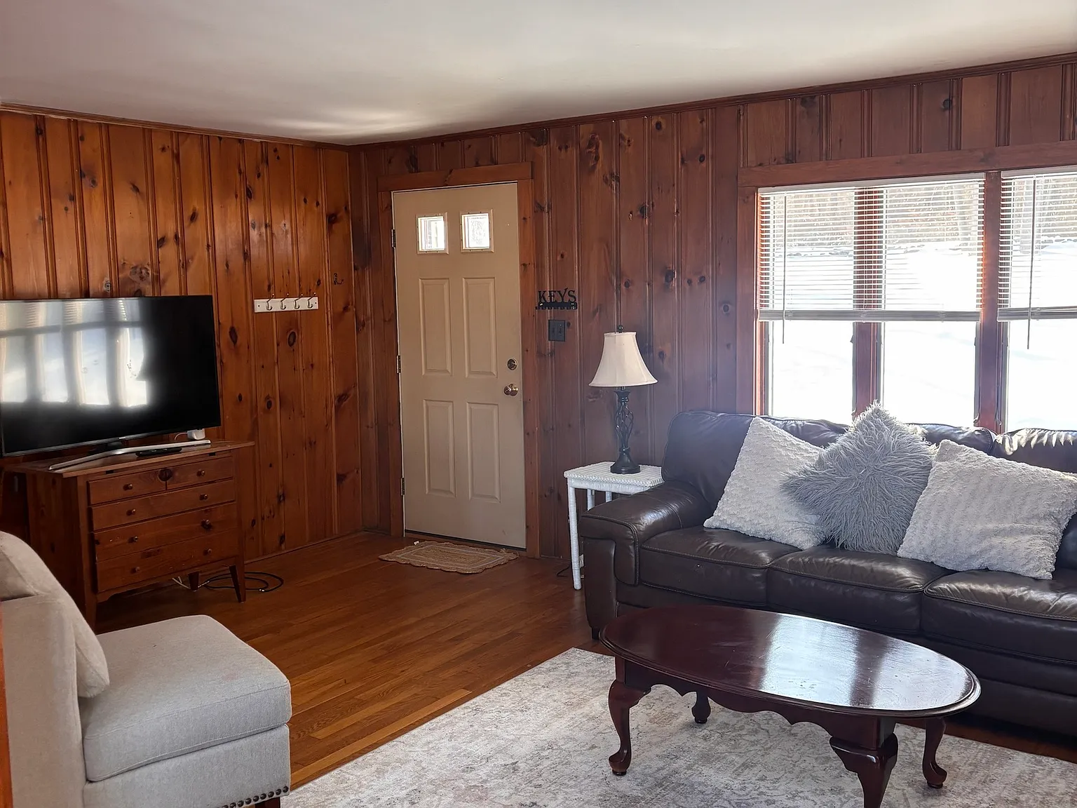 3 bed, 1.0 bath, 1320 sqft, $2,400 — Photo 2