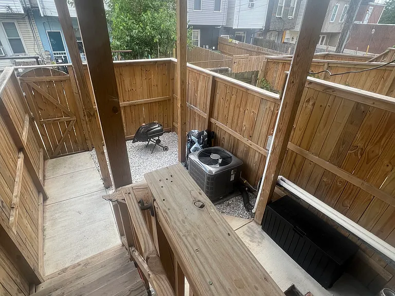 Llewelyn Ave — Photo 31
