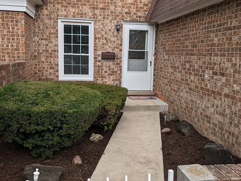 17W764 Standish Ln — Photo 2