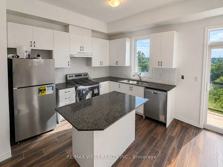15 Inverary Cres — Photo 13
