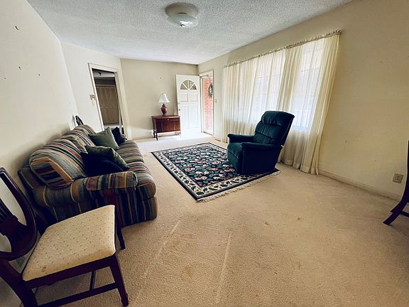 5th image of 99 Pine Dr