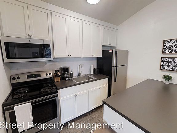 3rd image of 1131 Hollow Creek Dr