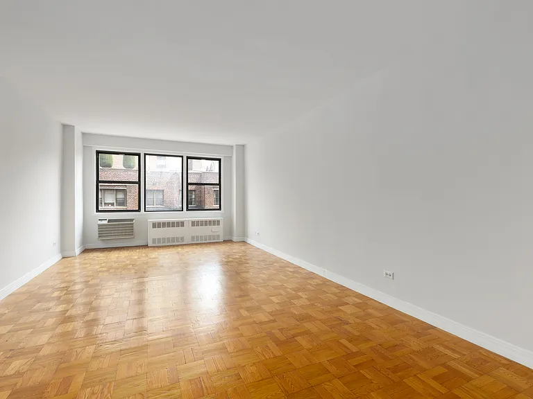 200 E 15th St #7J — Photo 4