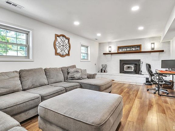 5th image of 3523 Laurel Ln