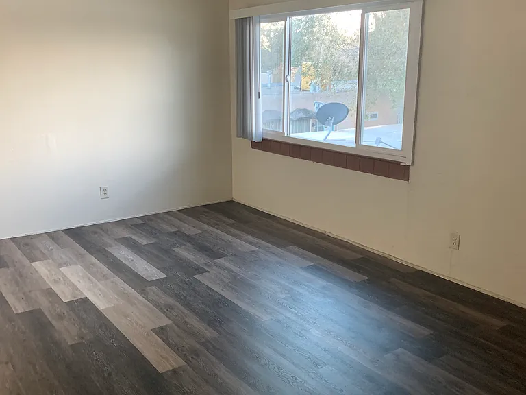 Updated 2 Bedroom in Nob Hill with Garage & Balcony — Photo 23