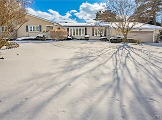 84 Woodbury Dr, Lockport, NY 14094