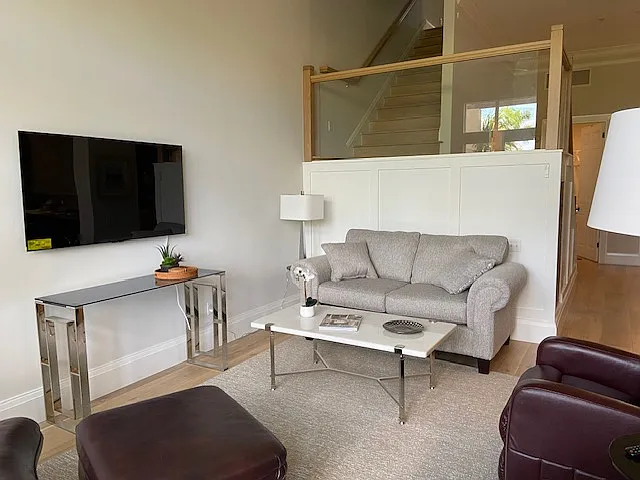 3 bed, 3.5 bath, 2200 sqft, $4,500 — Photo 2