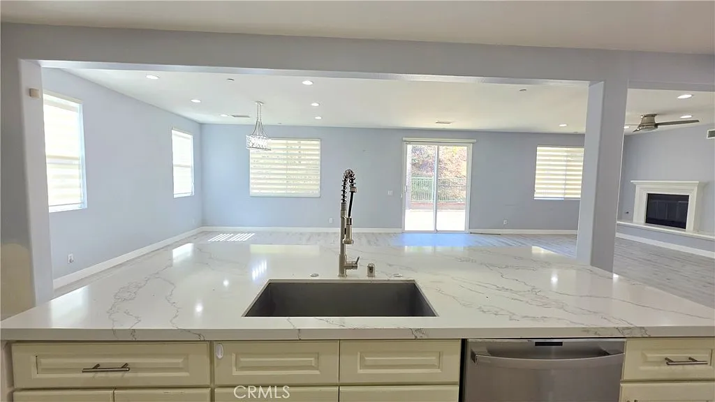 5 bed, 4.5 bath, 3618 sqft, $4,995 — Photo 4
