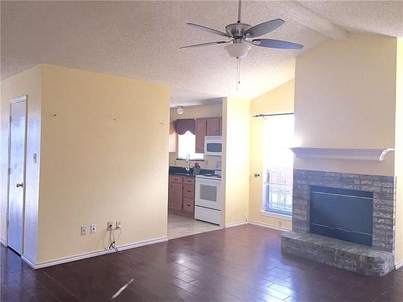 3rd image of 405 Moss Hill Dr