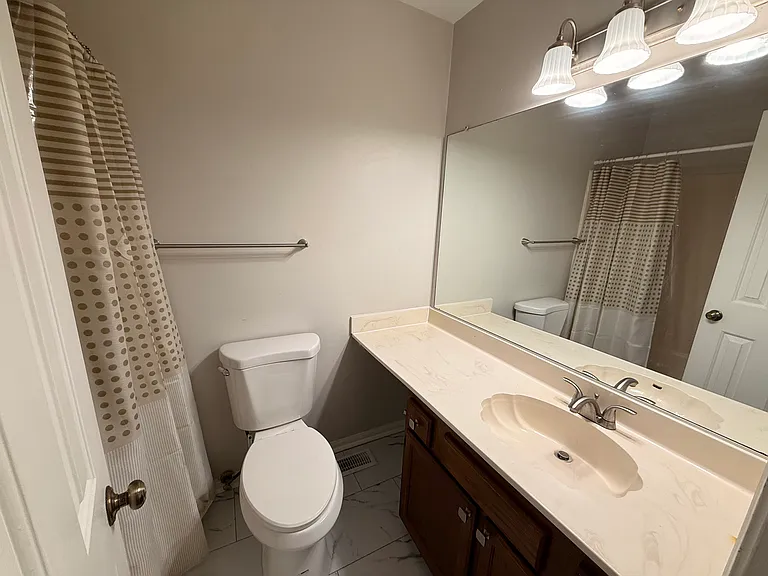 Shared bathroom for Room 1 and 2