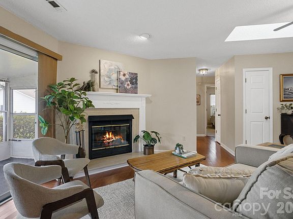 5th image of 551 Woodfield Ln