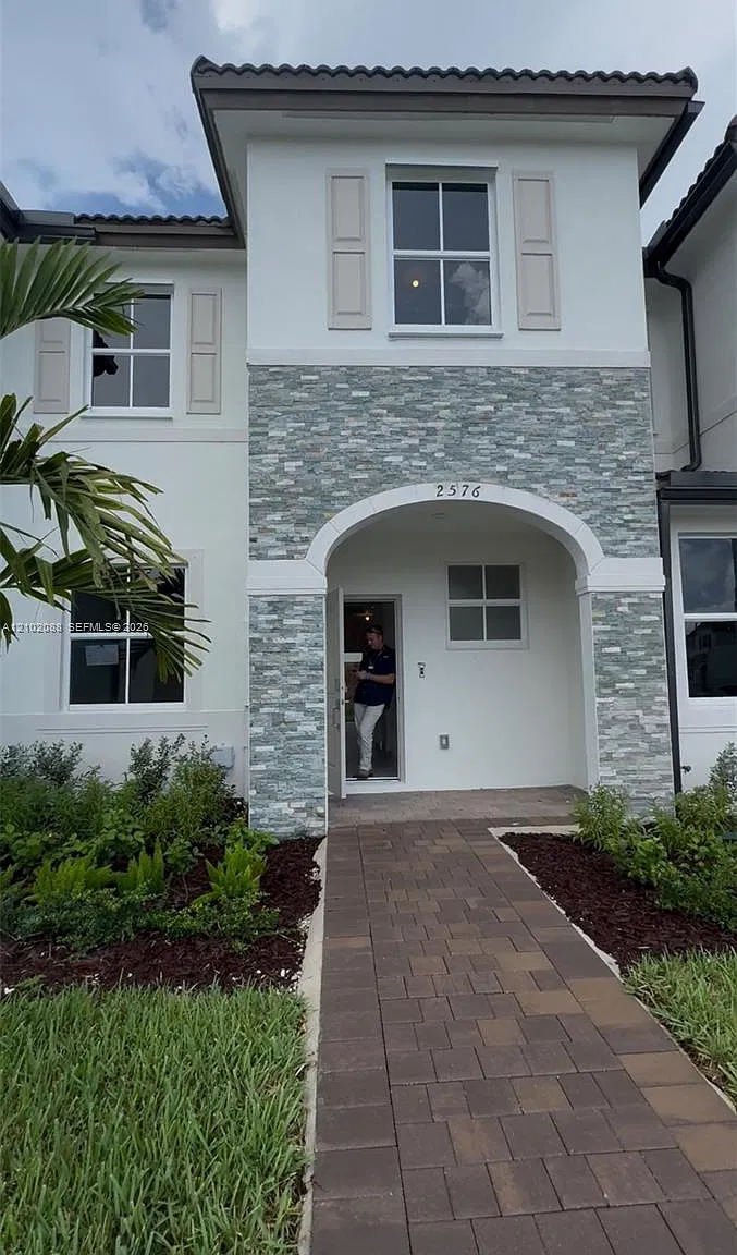3 bed, 2.5 bath, $2,600 — Photo 1
