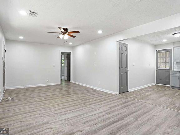 4th image of 923 Redford Dr SE