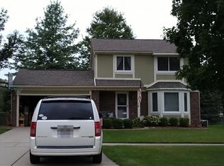 22203 Brookfield Dr, South Lyon, MI 48178