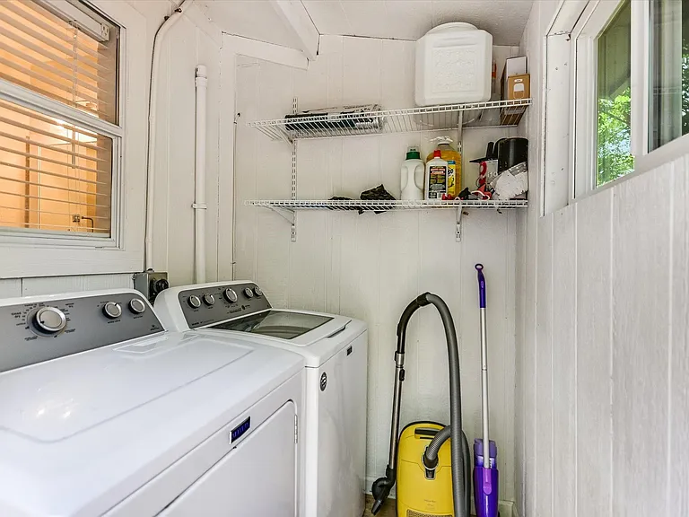 2408 E 9th St — Photo 12