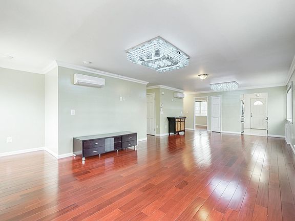 4th image of 1552 202nd St #2