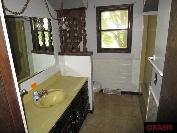 2nd image of 200 Viking Ave