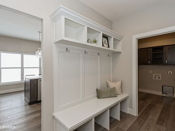 5th image of 504 Edelweiss Ln