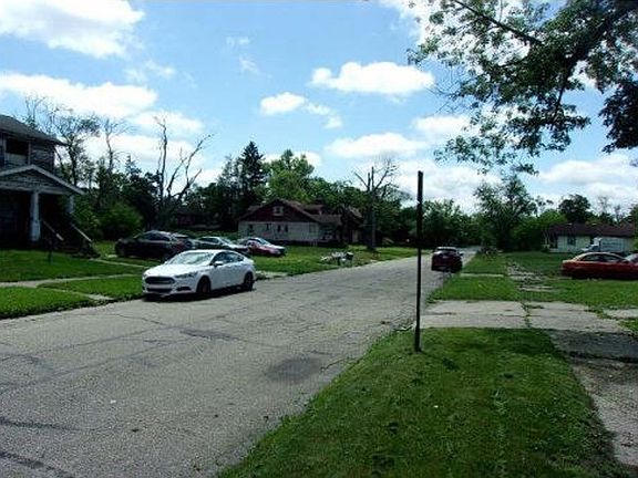 Exterior Neighborhood (street photo)