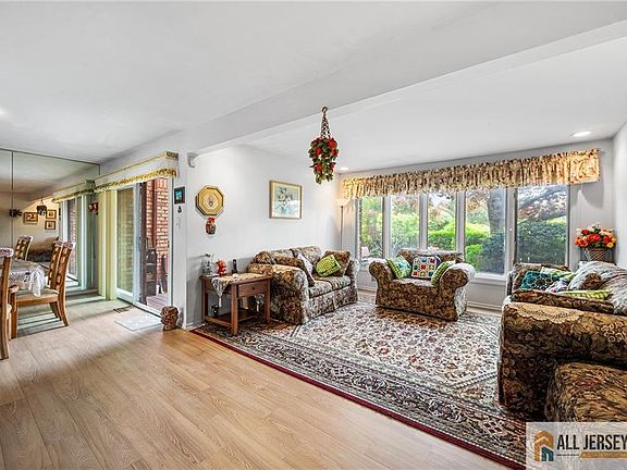 3rd image of 325 Willowbrook Dr