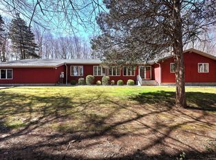 18 Chestnut Ln, Woodbridge, CT 06525