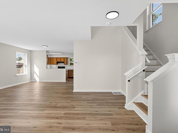 5th image of 930 Lois Ave