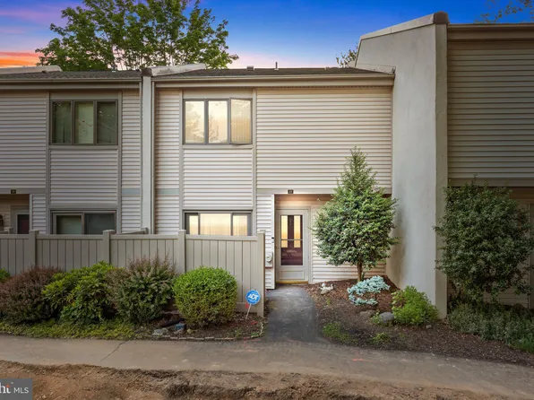 17 Twin Brooks Dr, Willow Grove, PA 19090