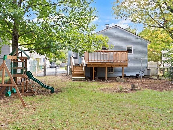 3rd image of 75 Sterling Rd