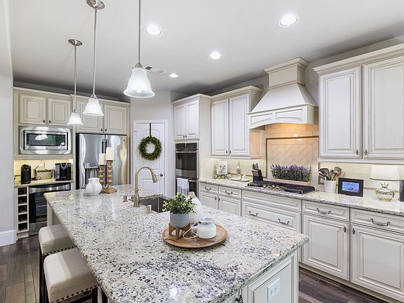 4th image of 19 Cohasset Pl