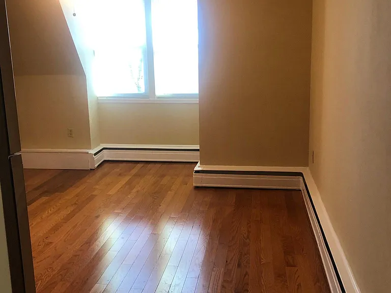2278 Williams Ave #6 — Photo 11