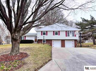 4627 Crestline Dr, Omaha, NE 68134