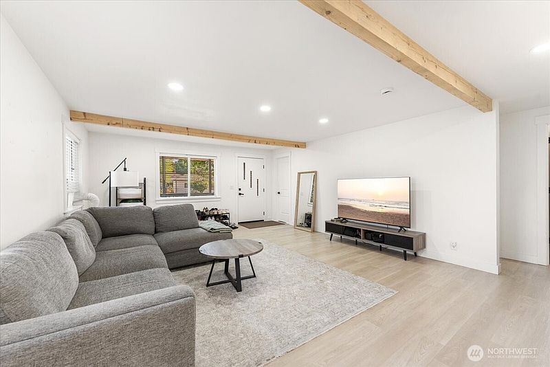 3rd image of 409 3rd Avenue SE