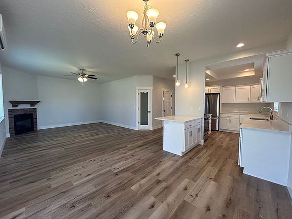 4th image of 786 Maple St