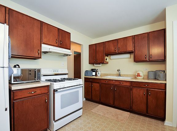 3rd image of 422 N Park Dr