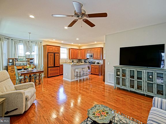 4th image of 201 Sassafras Ln