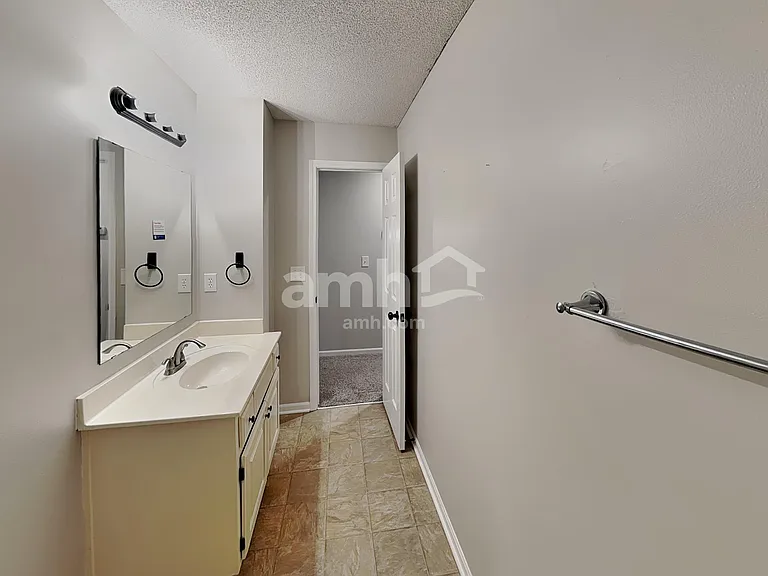 643 E Apache St — Photo 15